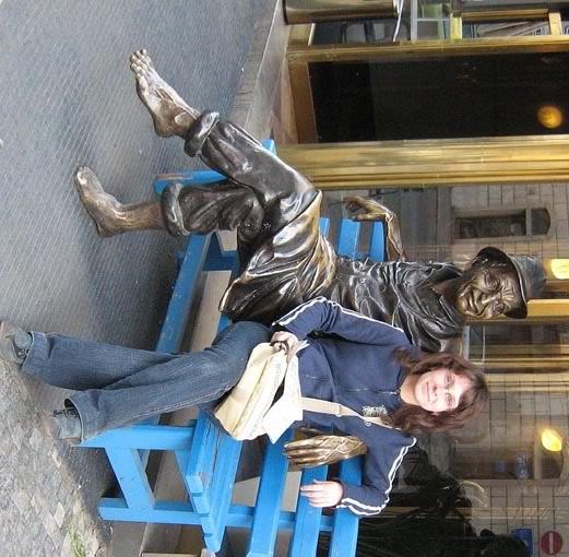 на скамейке