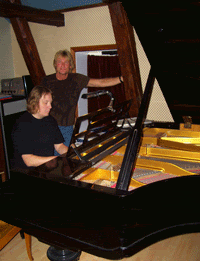Par%20Lindh%20by%20the%20piano,%20with%20Al%20Lewis